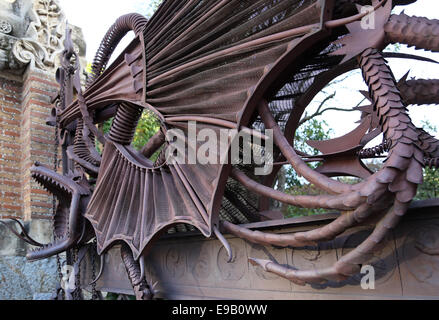 Modernista. Spagna. Barcellona. Padiglioni Guell.1884-1887. Costruita da Antonio Gaudi (1852-1926). Il ferro dragon gate. Foto Stock