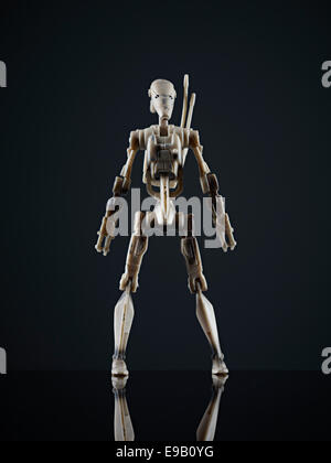 Ritratto studio immagine di una battaglia droid azione figura da star wars su un blu e sfondo nero Foto Stock