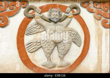 Stupa buddisti, dettaglio, Lucky simbolo di un Garuda Sungda Chorten in Charang, Mustang superiore, Nepal, Asia Foto Stock