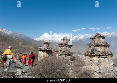 Pellegrini indù, old chortens, del buddismo tibetano e l Induismo Mt Dhaulagiri, 8167 m, sul retro, il tempio di Muktinath district Foto Stock