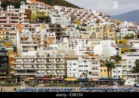 Alberghi e appartamenti in corrispondenza di un tratto di spiaggia, Arona, Tenerife, Isole Canarie, Spagna Foto Stock