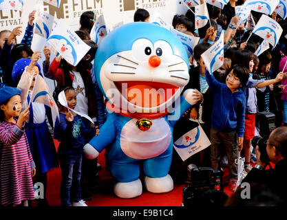 Tokyo, Giappone. 23 ott 2014. Ben noto anime giapponese carattere 'Doraemon' (C) pone per le foto con i bambini presso il tappeto rosso la cerimonia della ventisettesima Tokyo International Film Festival in Tokyo, Giappone, Ottobre 23, 2014. La Tokyo International Festival verrà eseguito da ott. 23 al 31. Credito: Stringer/Xinhua/Alamy Live News Foto Stock