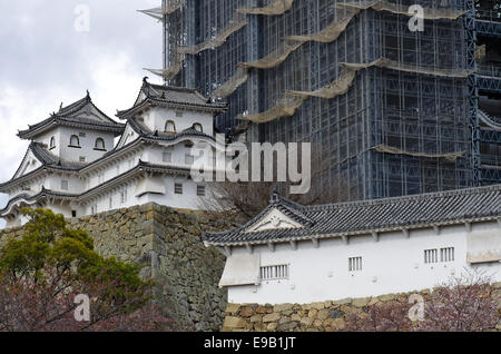 Il castello di Himeji durante i lavori di restauro Foto Stock