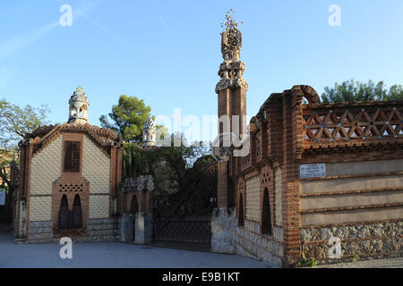 Modernista. Spagna. La Catalogna. Barcellona. Padiglioni Guell.1884-1887. Costruita da Antonio Gaudi (1852-1926). Foto Stock