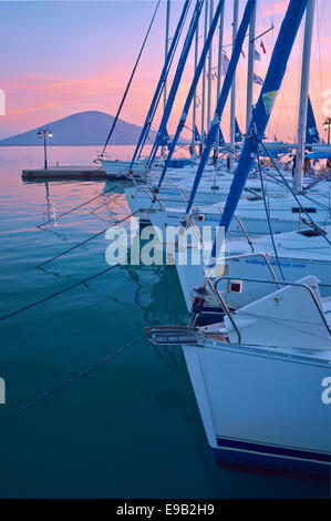 Ormeggiate barche - flottiglia barca a vela. Foto Stock