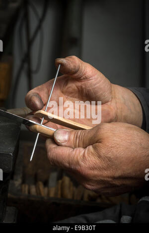 La realizzazione del suddetto 'le Thiers' coltello, in Néron posate opere. Handicraftsman, Handworker, artigianato, artigiano, artigiano Foto Stock