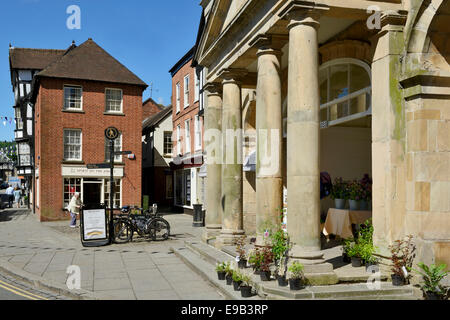 Facciata del burro Croce, costruita nel 1744, anticamente la città buttermarket, Broad Street, Ludlow, Shropshire, Inghilterra, Regno Kin Foto Stock