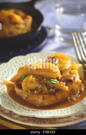 Disossate la carne di maiale Tritare con Apple e salsa di cipolle. Foto Stock