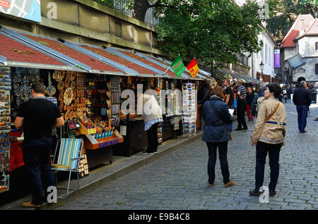 Joselov è il nome del ghetto ebraico di Praga. Le bancarelle vicino al cimitero ebraico. Foto Stock