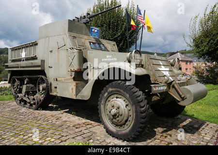 M3 a mezza via in Stavelot con American e colori belga Foto Stock