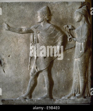 Arte greche. Hermes agoraios e una carità. Dettaglio. Thasian marmo. Rilievo del passaggio di Theori. Dal 480 A.C. Foto Stock