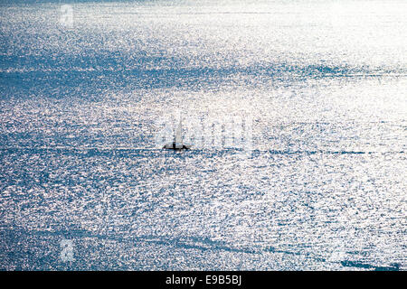 Uno yacht nel suono del Giura per entrare in Loch Sween, Argyll & Bute, Regno Unito Scozia Foto Stock