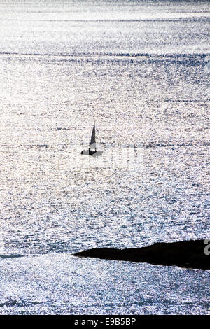 Uno yacht nel suono del Giura per entrare in Loch Sween, Argyll & Bute, Regno Unito Scozia Foto Stock