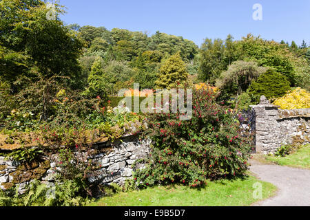 I bellissimi giardini murati di Duntrune castello sul bordo del Loch Crinan, Argyll & Bute, Regno Unito Scozia Foto Stock