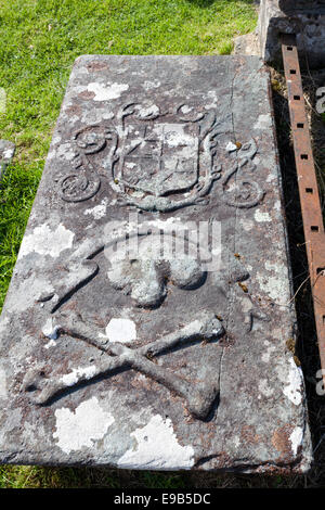 Cranio e crossbones motif su una lastra di tomba nel cimitero presso la storica cittadina di Kilmartin in Kilmartin Glen, Argyll & Bute, Foto Stock