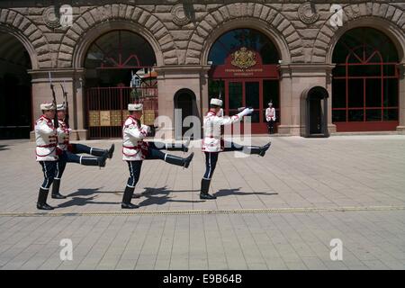 Soldati Goosestepping cambiando la guardia presidenziale in Sofia Bulgaria Foto Stock