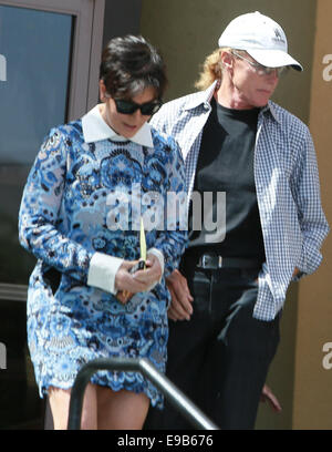 Kris Jenner e Bruce Jenner lasciare il servizio di Pasqua con: Kris Jenner,Bruce Jenner dove: Los Angeles, California, Stati Uniti quando: 20 Apr 2014 Foto Stock