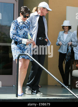 Kris Jenner e Bruce Jenner lasciare il servizio di Pasqua con: Kris Jenner,Bruce Jenner dove: Los Angeles, California, Stati Uniti quando: 20 Apr 2014 Foto Stock