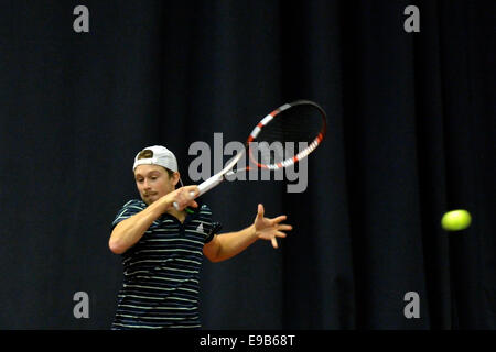 Manchester Centro Tennis di Manchester, UK 23 ottobre 2014 Joshua Milton (Gran Bretagna) in azione durante il suo quarto di finale sconfitta dalla numero 3 seme Jules Marie (Francia), che si incontreranno in Gran Bretagna da Tom Farquharson domani in semi-finale. Battito Farqharson Robin Lang (Germania), 6-4, 6-0. Aegon GB Pro-Tennis Manchester, UK Credit: Giovanni friggitrice/Alamy Live News Foto Stock