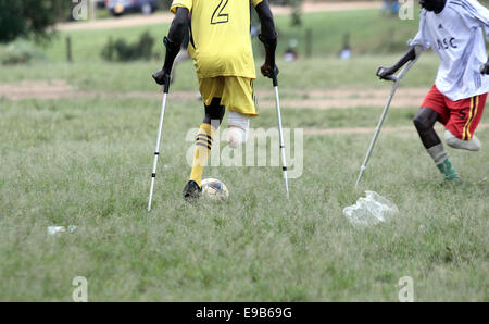 Kampala, Uganda. Ottobre 23rd, 2014. Persone amputate ugandesi e persone disabili prendono a calcio durante il National Sport Disabili a Gala Kyambogo Università sport di massa. Sport disabili fornisce il divertimento e la ricreazione soprattutto agli ex soldato ugandese che ha perso alcuni loro arti durante la guerra tra il governo ugandese e Joseph Kony ha portato Esercito di Resistenza del Signore (LRA). © Sansone Opus/Alamy Live News Credito: Sansone Opus/Alamy Live News Foto Stock