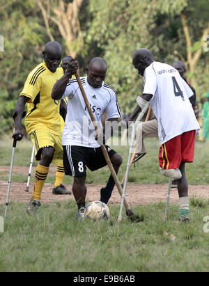 Kampala, Uganda. Ottobre 23rd, 2014. Persone amputate ugandesi e persone disabili prendono a calcio durante il National Sport Disabili a Gala Kyambogo Università sport di massa. Sport disabili fornisce il divertimento e la ricreazione soprattutto agli ex soldato ugandese che ha perso alcuni loro arti durante la guerra tra il governo ugandese e Joseph Kony ha portato Esercito di Resistenza del Signore (LRA). © Sansone Opus/Alamy Live News Credito: Sansone Opus/Alamy Live News Foto Stock