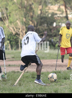 Kampala, Uganda. Ottobre 23rd, 2014. Persone amputate ugandesi e persone disabili prendono a calcio durante il National Sport Disabili a Gala Kyambogo Università sport di massa. Sport disabili fornisce il divertimento e la ricreazione soprattutto agli ex soldato ugandese che ha perso alcuni loro arti durante la guerra tra il governo ugandese e Joseph Kony ha portato Esercito di Resistenza del Signore (LRA). © Sansone Opus/Alamy Live News Credito: Sansone Opus/Alamy Live News Foto Stock