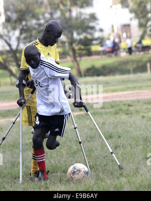 Kampala, Uganda. Ottobre 23rd, 2014. Persone amputate ugandesi e persone disabili prendono a calcio durante il National Sport Disabili a Gala Kyambogo Università sport di massa. Sport disabili fornisce il divertimento e la ricreazione soprattutto agli ex soldato ugandese che ha perso alcuni loro arti durante la guerra tra il governo ugandese e Joseph Kony ha portato Esercito di Resistenza del Signore (LRA). Credito: Sansone Opus/Alamy Live News Foto Stock