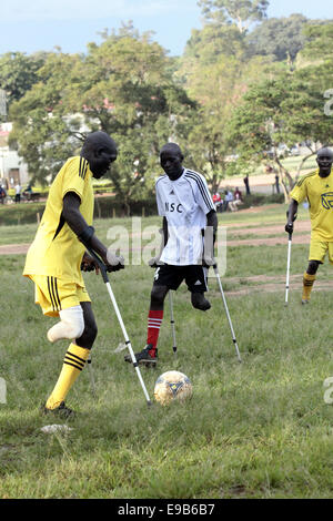 Kampala, Uganda. Ottobre 23rd, 2014. Persone amputate ugandesi e persone disabili prendono a calcio durante il National Sport Disabili a Gala Kyambogo Università sport di massa. Sport disabili fornisce il divertimento e la ricreazione soprattutto agli ex soldato ugandese che ha perso alcuni loro arti durante la guerra tra il governo ugandese e Joseph Kony ha portato Esercito di Resistenza del Signore (LRA). Credito: Sansone Opus/Alamy Live News Foto Stock