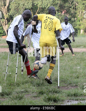 Kampala, Uganda. Ottobre 23rd, 2014. Persone amputate ugandesi e persone disabili prendono a calcio durante il National Sport Disabili a Gala Kyambogo Università sport di massa. Sport disabili fornisce il divertimento e la ricreazione soprattutto agli ex soldato ugandese che ha perso alcuni loro arti durante la guerra tra il governo ugandese e Joseph Kony ha portato Esercito di Resistenza del Signore (LRA). Credito: Sansone Opus/Alamy Live News Foto Stock