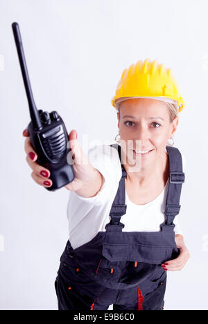 Costruzione femmina lavoratore con strumenti su sfondo bianco Foto Stock