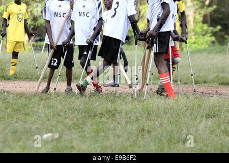 Kampala, Uganda. Ottobre 23rd, 2014. Persone amputate ugandesi e persone disabili prendono a calcio durante il National Sport Disabili a Gala Kyambogo Università sport di massa. Sport disabili fornisce il divertimento e la ricreazione soprattutto agli ex soldato ugandese che ha perso alcuni loro arti durante la guerra tra il governo ugandese e Joseph Kony ha portato Esercito di Resistenza del Signore (LRA). Credito: Sansone Opus/Alamy Live News Foto Stock