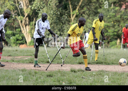 Kampala, Uganda. Ottobre 23rd, 2014. Persone amputate ugandesi e persone disabili prendono a calcio durante il National Sport Disabili a Gala Kyambogo Università sport di massa. Sport disabili fornisce il divertimento e la ricreazione soprattutto agli ex soldato ugandese che ha perso alcuni loro arti durante la guerra tra il governo ugandese e Joseph Kony ha portato Esercito di Resistenza del Signore (LRA). Credito: Sansone Opus/Alamy Live News Foto Stock