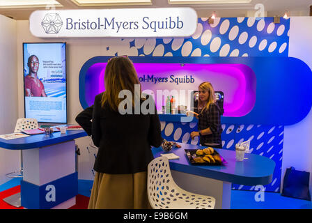 Parigi, Francia. Medical Trade Show, Congresso di SFLS, Società Francese nella lotta contro l'AIDS, N.G.O., e Drug Companies. Bristol-Myers Squibb Pharmaceuticals Corporation Stall, industria farmaceutica Foto Stock