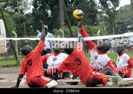 Kampala, Uganda. 23 ottobre, 2014. Le persone disabili prendere il tempo per giocare a pallavolo in seduta durante la Nazionale Sport Disabili Gala a Kampala in Uganda Credito: Sansone Opus/Alamy Live News Foto Stock