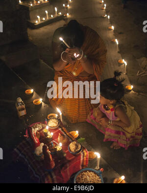 Dacca in Bangladesh. 23 ott 2014. Diwali conosciuta anche come Deepavali e la " Festa delle Luci'', è un antico festival indù. Diwali, segna il ritorno a casa del Dio Eterno Ram dopo Quando sconfiggeva il demone Ravana king e simboleggia prendendo le persone dalle tenebre alla luce e la vittoria del bene sul male. Credito: Zakir Hossain Chowdhury/ZUMA filo/Alamy Live News Foto Stock