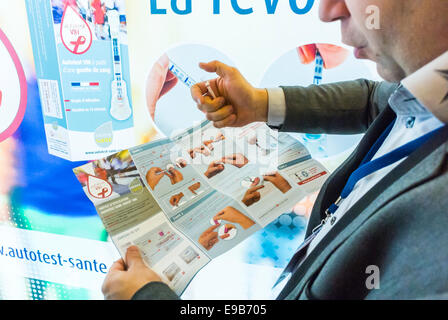 Parigi, Francia. Fiera medica, lotta francese contro l'AIDS, N.G.O., Aziende. HIV Rapid Blood Test, Nephrotek Pharmaceuticals Corporation Stall, industria farmaceutica, primo piano, test hiv Foto Stock