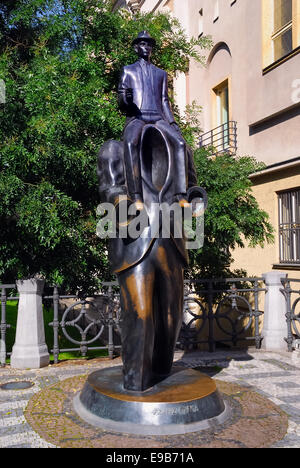 Joselov è il nome del ghetto ebraico di Praga. Franz Kafka statua in bronzo. Foto Stock