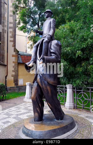 Joselov è il nome del ghetto ebraico di Praga. Franz Kafka statua in bronzo. Foto Stock