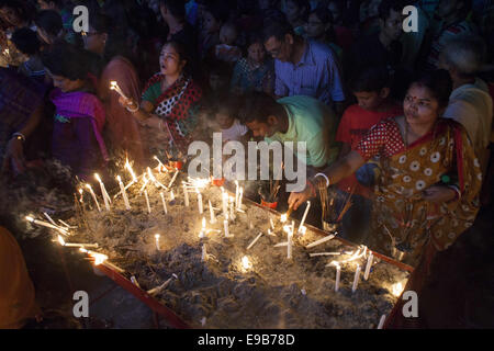 Dacca in Bangladesh. 23 ott 2014. Diwali conosciuta anche come Deepavali e la " Festa delle Luci'', è un antico festival indù. Diwali, segna il ritorno a casa del Dio Eterno Ram dopo Quando sconfiggeva il demone Ravana king e simboleggia prendendo le persone dalle tenebre alla luce e la vittoria del bene sul male. Credito: Zakir Hossain Chowdhury/ZUMA filo/Alamy Live News Foto Stock