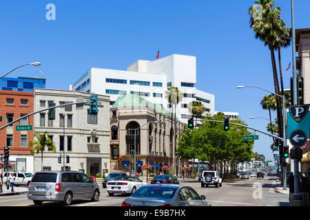 Visualizza in basso Wilshire Boulevard, all'intersezione di Rodeo Drive e Beverly Hills, Los Angeles, California, Stati Uniti d'America Foto Stock