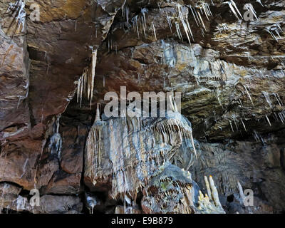 Stalattiti e stalagmiti all'interno di Poole's Cavern un calcare visualizza grotta in Buxton nel distretto di Peak Derbyshire England Regno Unito Foto Stock