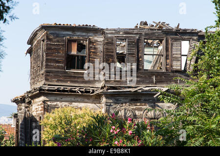 Un edificio abbandonato a Heybeliada Island, Istanbul Foto Stock