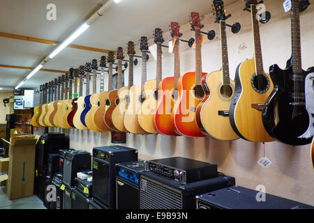 Specialista di rivenditore di chitarra nella parte vecchia di Barcellona, Spagna. Foto Stock