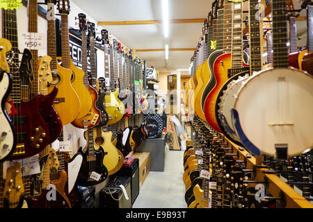 Specialista di rivenditore di chitarra nella parte vecchia di Barcellona, Spagna. Foto Stock