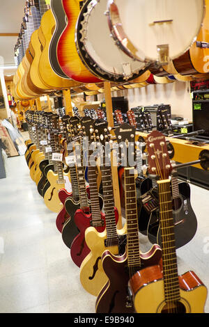 Specialista di rivenditore di chitarra nella parte vecchia di Barcellona, Spagna. Foto Stock