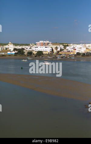 Spagnolo porto vecchio in Andalusia. Queste immagini mostrano la Barbate fiume e sullo sfondo il villaggio bianco chiamato Barbate. Foto Stock