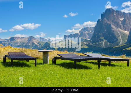 Sedie a sdraio che si affaccia nelle Dolomiti Foto Stock