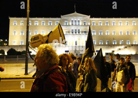 Atene, Grecia. Il 23 ottobre 2014. La marcia di protesta per libero alla pubblica istruzione passa dal parlamento greco. Gli studenti, gli insegnanti e il personale dell'Università di Atene hanno marciato per libero alla pubblica istruzione e contro i piani del nuovo rettore della Università di Atene per collocare il personale di sicurezza all'entrata dell'università, per chiuderlo di al pubblico. Credito: Michael Debets/Alamy Live News Foto Stock