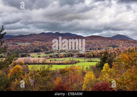 Vista della valle di Stowe e Sterling spaziano dalla collina di spazzola Vermont USA in autunno con il rosso e il giallo Foglie sugli alberi Foto Stock