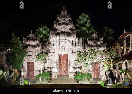 Museo "Puri Lukisan' illuminata di notte, [art museum], Ubud, Bali, Indonesia Foto Stock